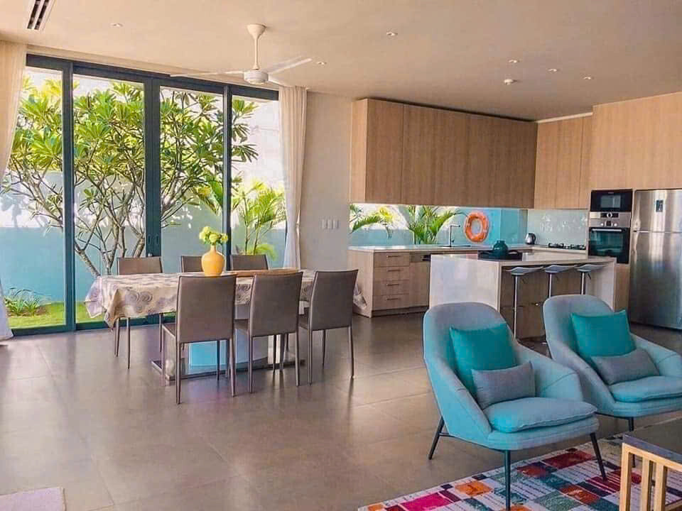 Không gian phòng khách tiện nghi, bếp nấu nướng đồ ăn cho trẻ nhỏ