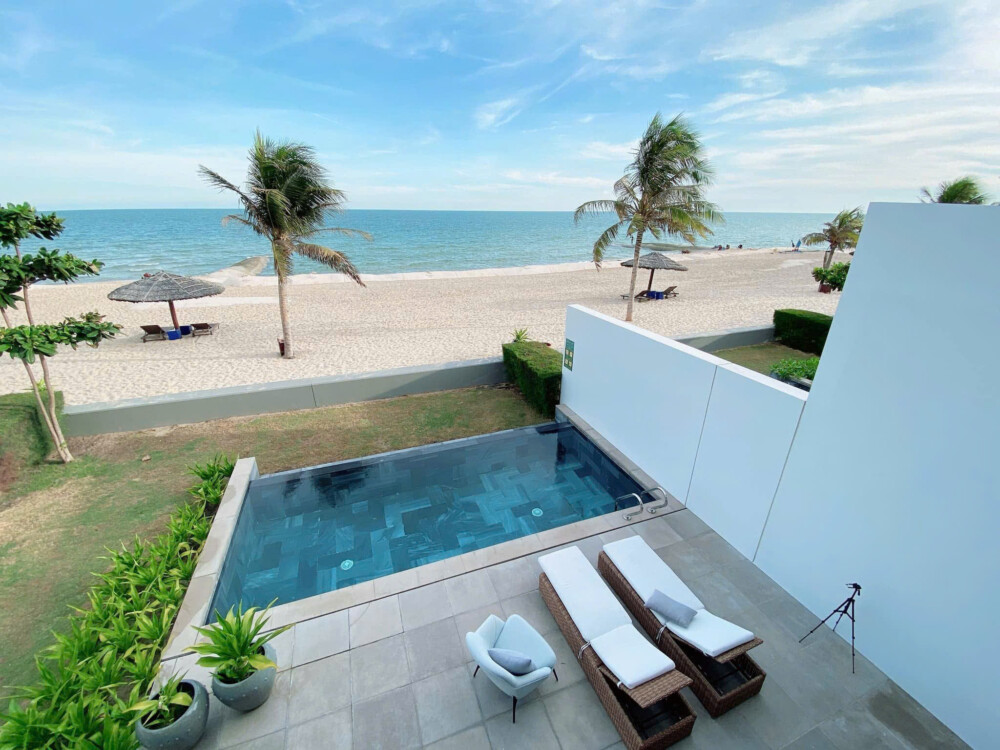 Villa HT08 sát biển, có hồ bơi riêng và bờ biển để trẻ em vui chơi