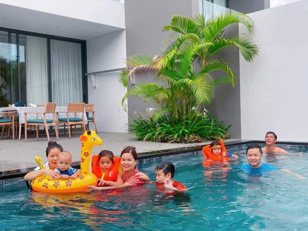 Sân trước thoáng mát, có hồ bơi riêng