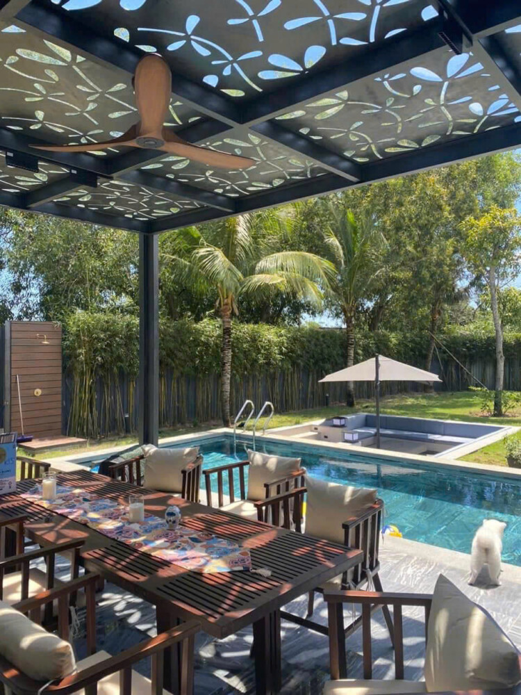 Có khu vực ăn uống cạnh hồ bơi để tiện trông trẻ vui chơi hồ bơi trong villa OdwinHT18