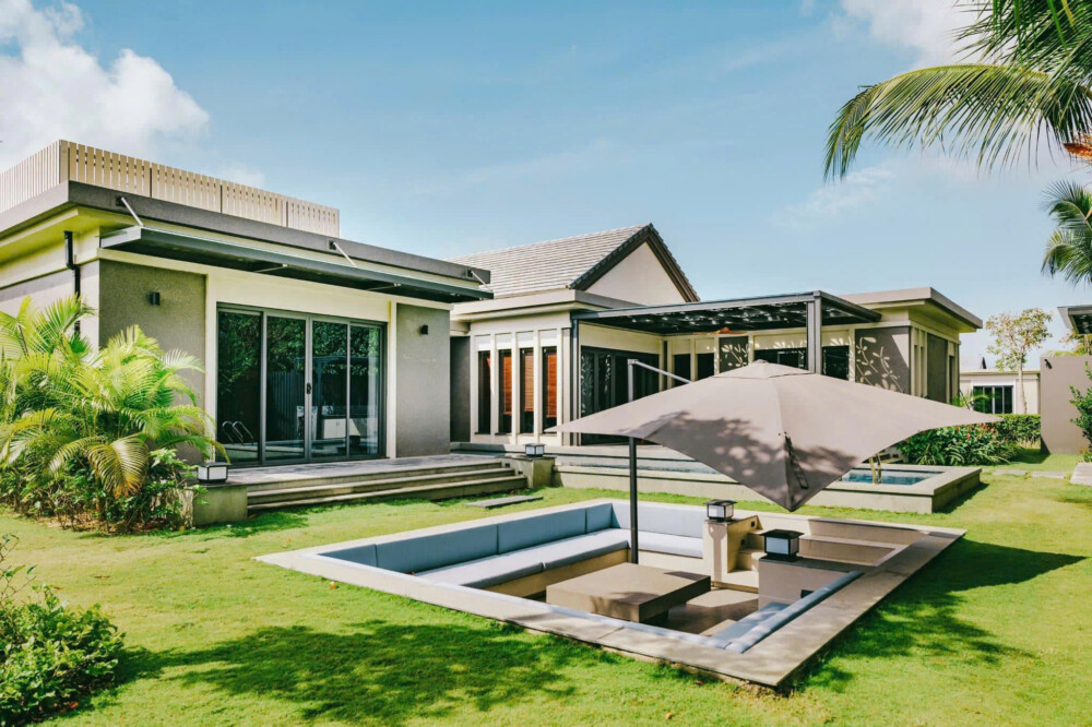 Sân cỏ rộng để trẻ nhỏ vận động