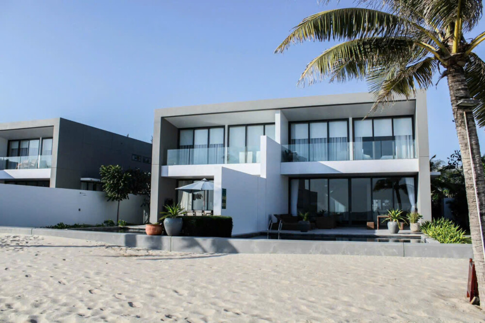 Mặt tiền villa OdwinHT17 – sát biển, bãi biển riêng