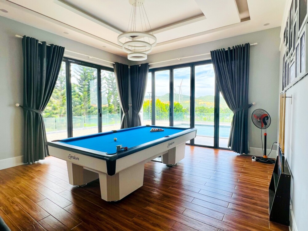 Có bàn bida để du khách giải trí