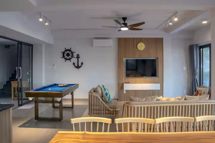 Phòng khách tiện nghi, có giải trí tại villa PT01