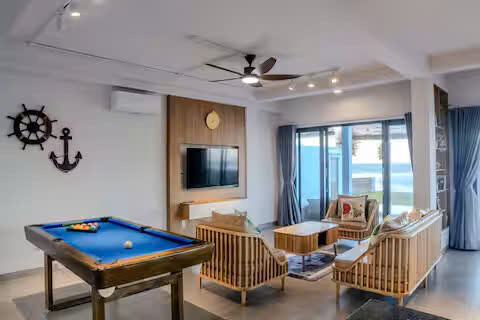 Phòng khách đầy đủ tiện nghi, có bàn bida giải trí trong villa Odwin PT01
