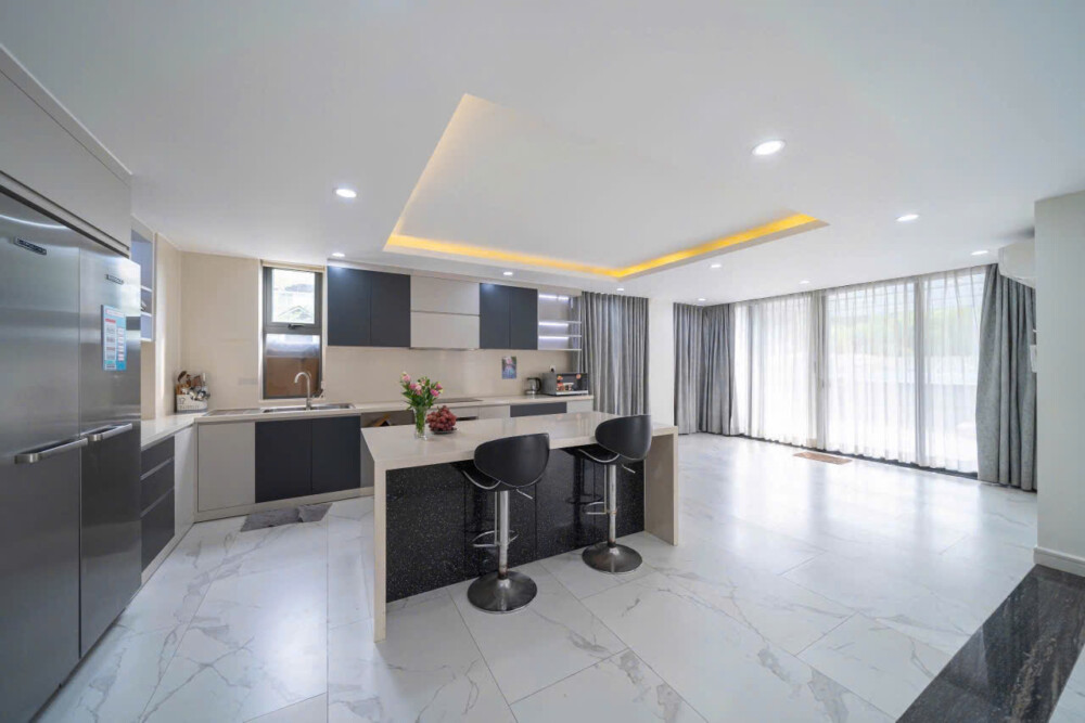 Phòng bếp hiện đại trong villa Sài Gòn, sẵn sàng cho bữa ăn gia đình.
