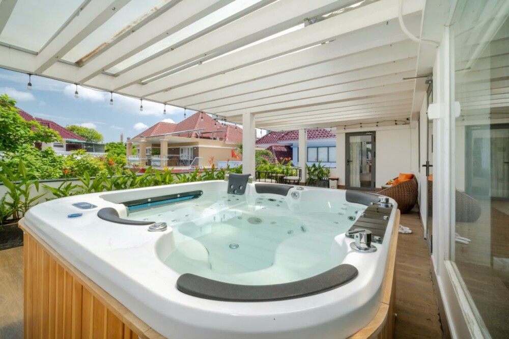 Bồn nước nóng trên sân thượng tại Villa Odwin B3