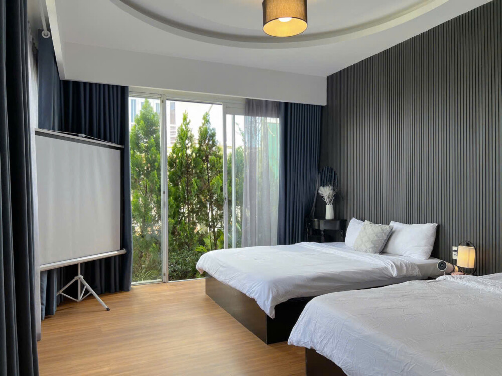 Phòng ngủ có trang bị máy chiếu xem phim villa Odwin DL42
