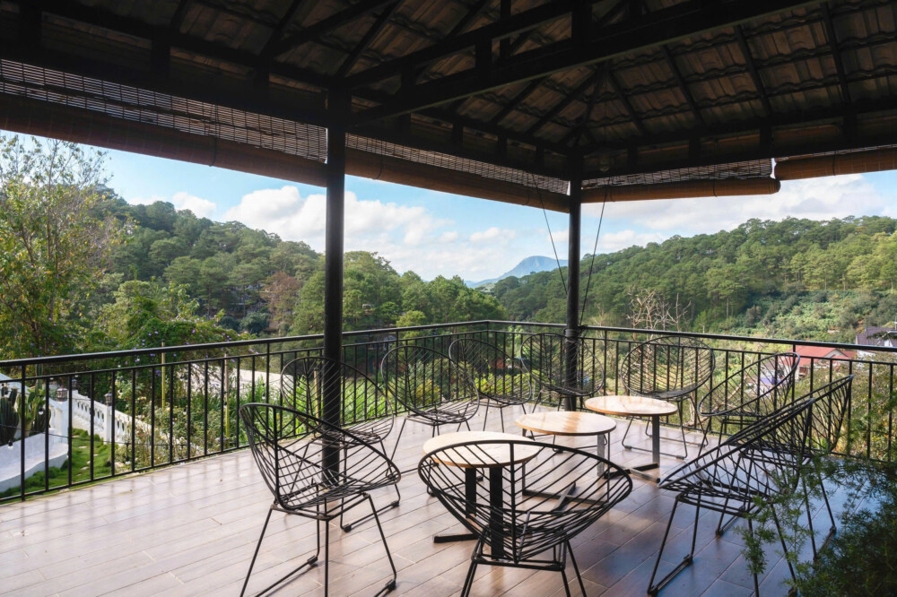 Khu sinh hoạt chung view rừng thông villa Odwin DL54 cho nhóm bạn