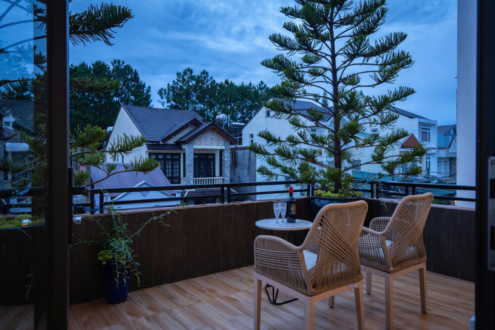 ban công villa Odwin DL57 gần trung tâm