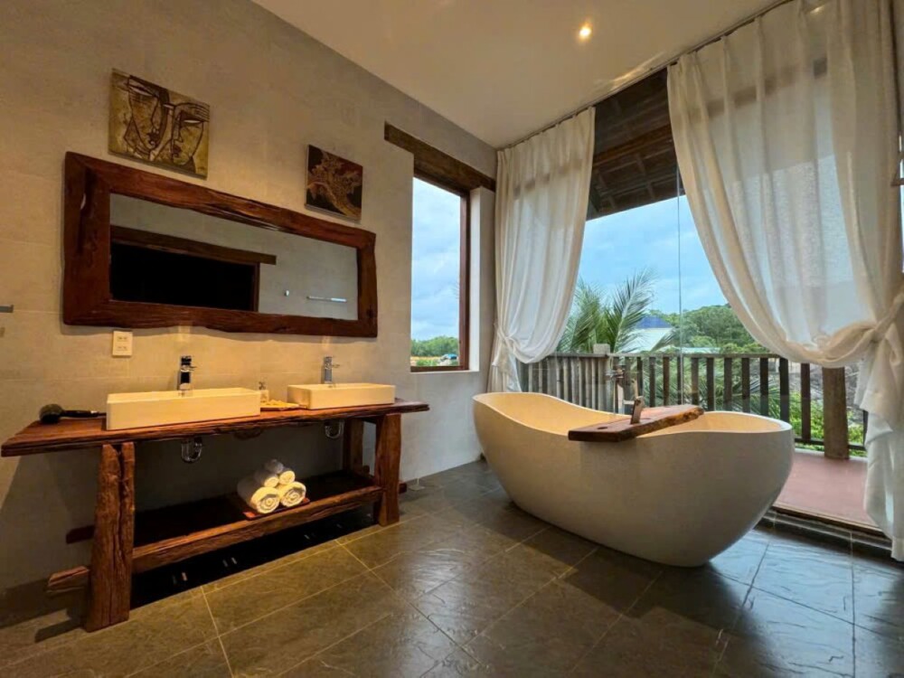 Toilet có bồn tắm tại Villa Odwin Hồ Tràm 06