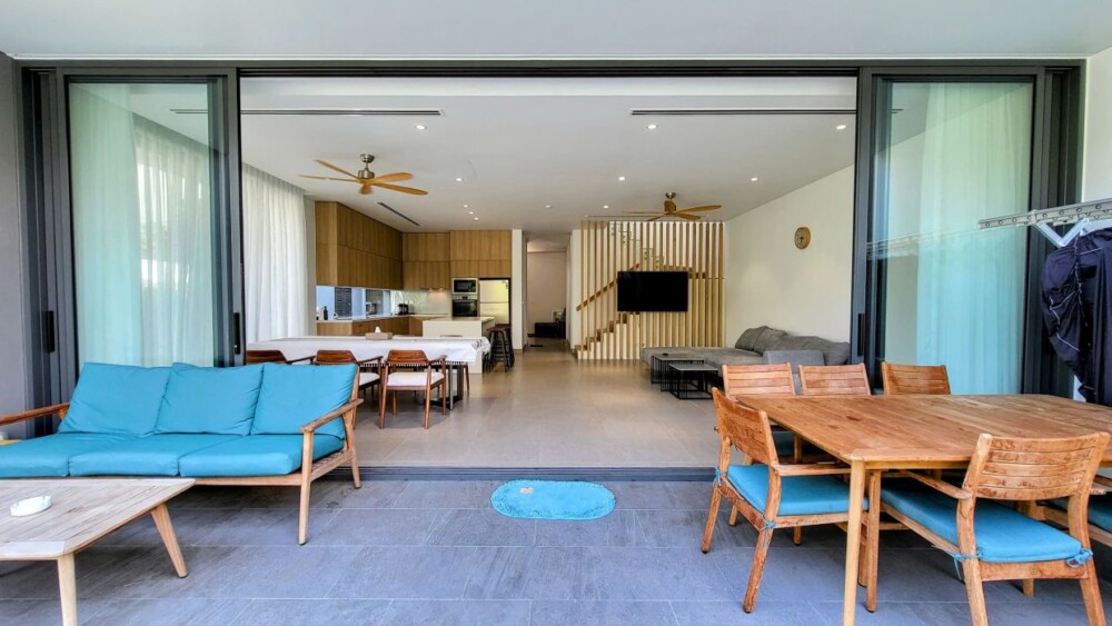 Phòng khách và bếp tại Villa Odwin Hồ Tràm 14