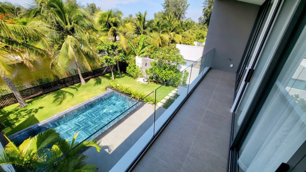 View hồ bơi từ ban công tại Villa Odwin Hồ Tràm 14