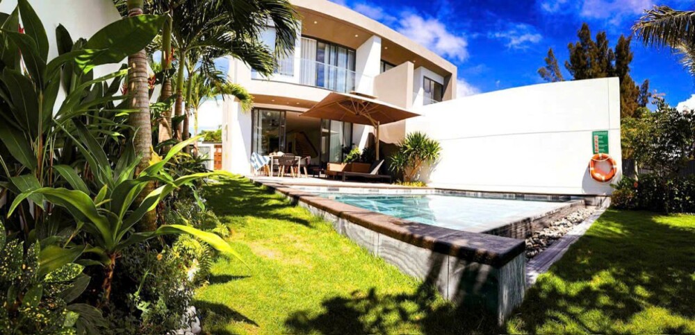 Hồ bơi và sân tại Villa Odwin Hồ Tràm 15