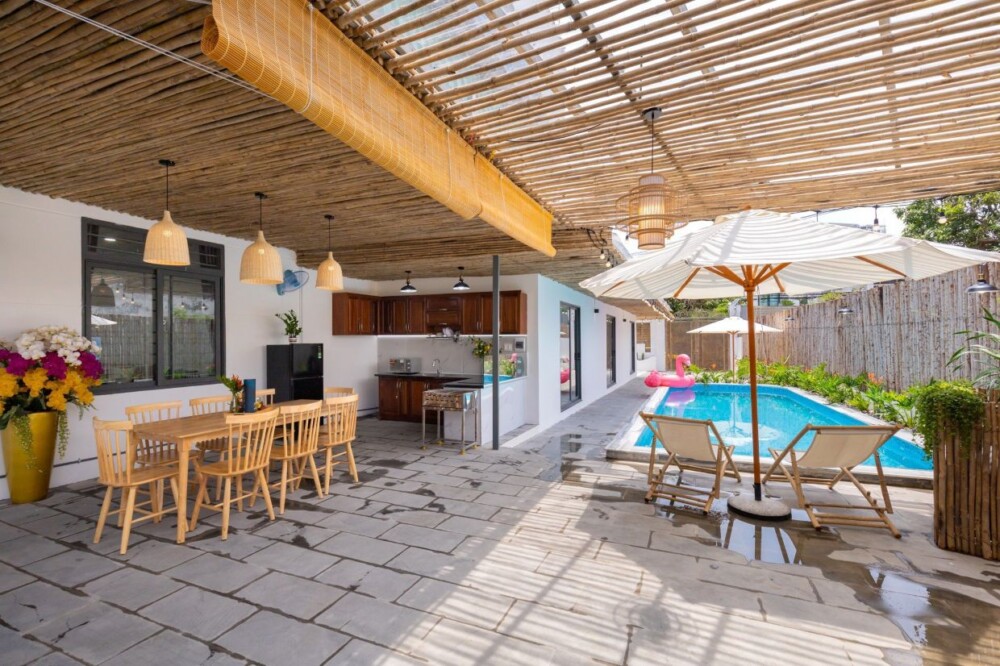 Khu vực hồ bơi và bếp tại Villa Odwin M3B