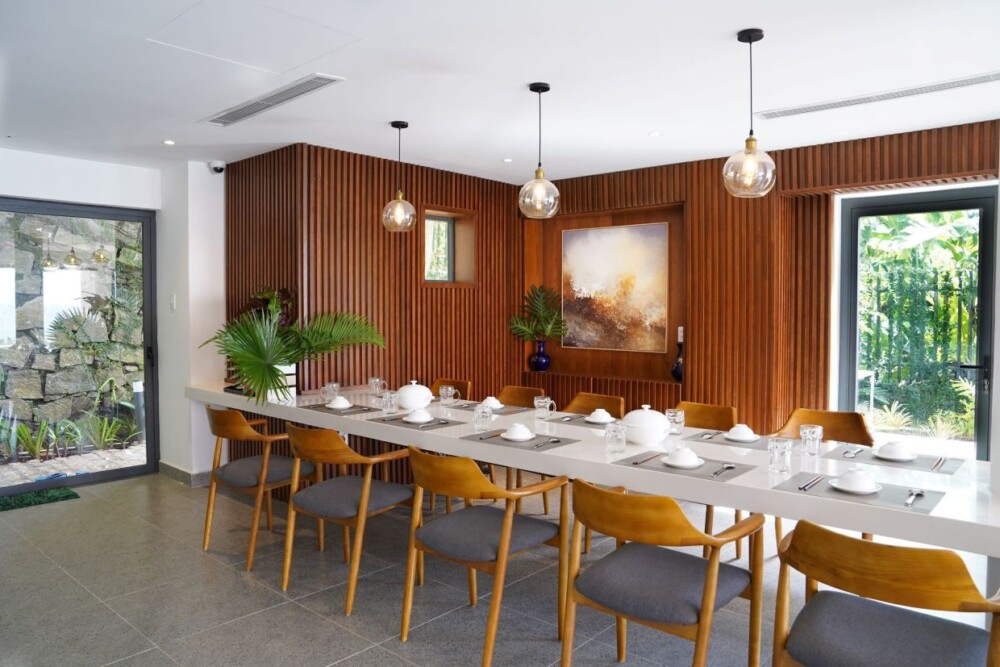 Khu vực ăn uống tại Villa Odwin NB 10B
