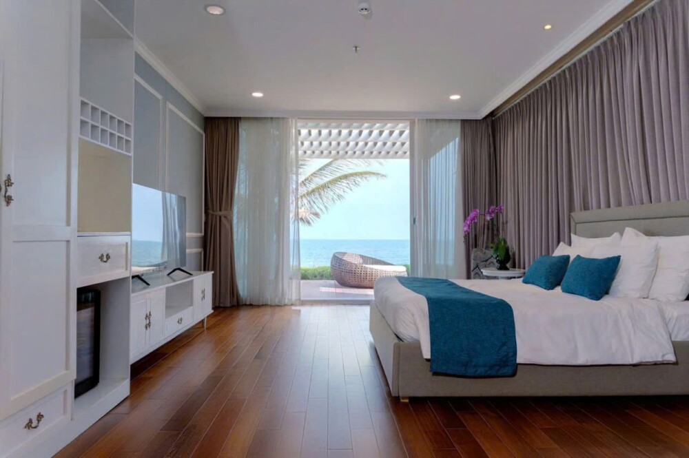 Phòng ngủ view biển tại Villa Odwin Oceanami 6PN08