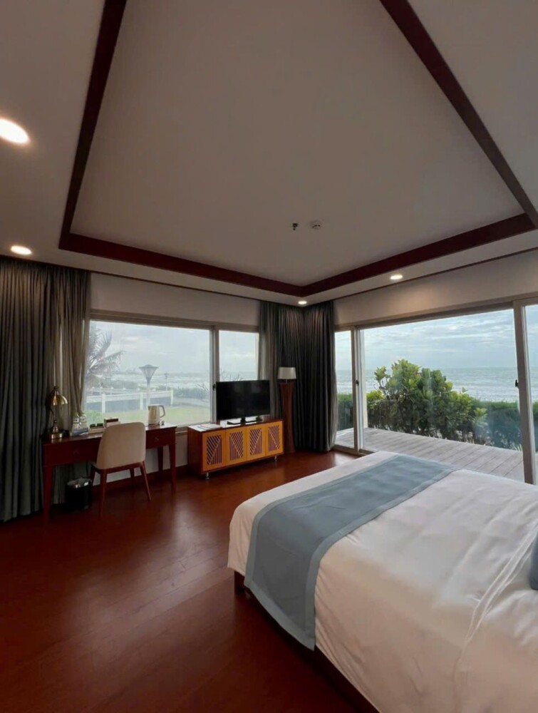 Phòng ngủ view biển tại Villa Odwin Oceanami 8PN09