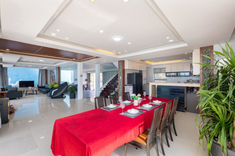 Phòng khách và khu vực ăn uống tại Villa Odwin P185