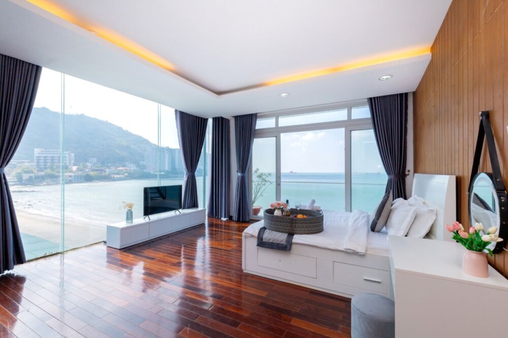 Phòng ngủ view biển tại Villa Odwin P185