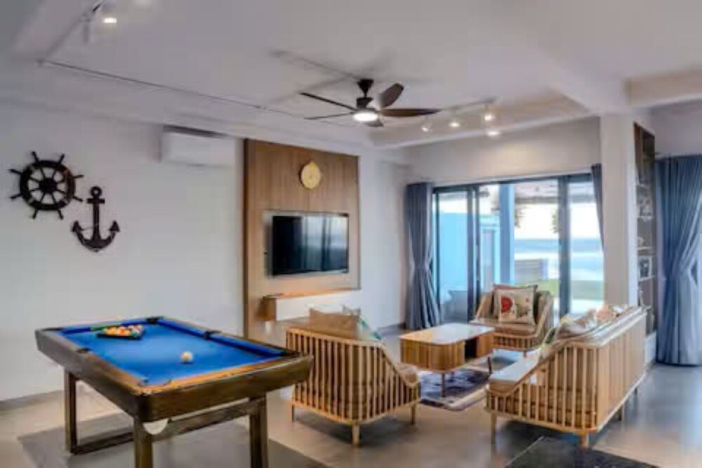 Phòng khách và bàn bida tại Villa Odwin PT 01