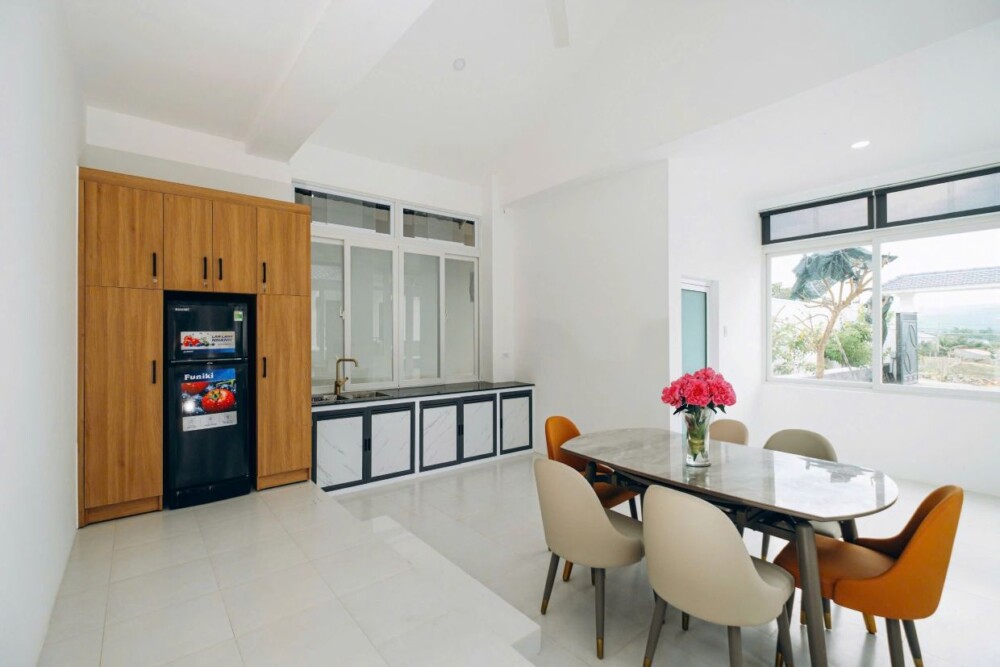 Khu vực ăn uống và bếp tại Villa Odwin PT 04