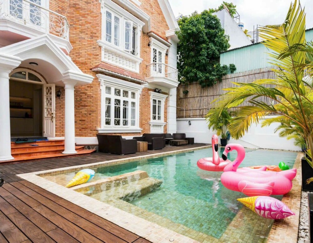 Khu vực hồ bơi tại Villa Odwin SG 08