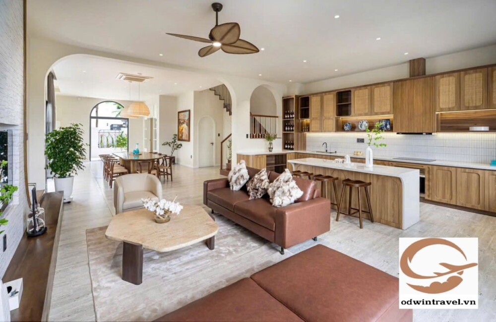 Bếp và phòng khách tại Villa Odwin Sài Gòn 11
