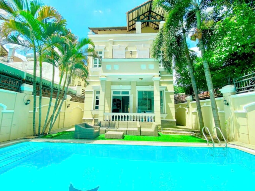 Khu vực hồ bơi và sân tại Villa Odwin Sài Gòn 13