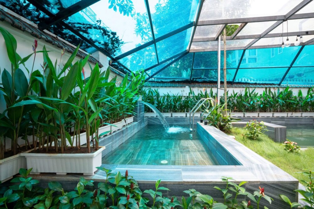 Khu vực hồ bơi và sân tại Villa Odwin SG 26