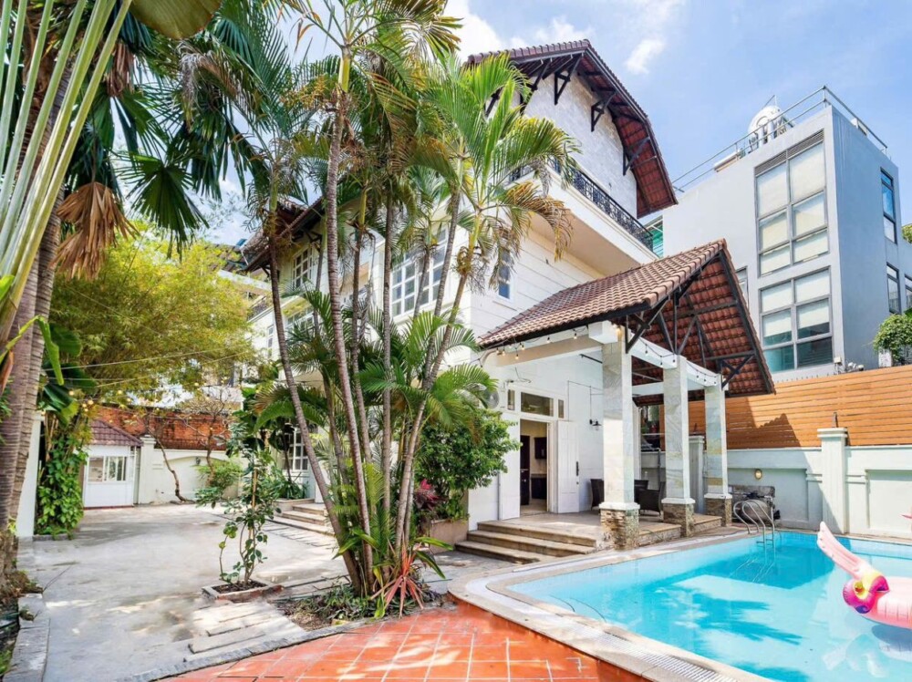 Khu vực hồ bơi và sân tại Villa Odwin Sài Gòn 27