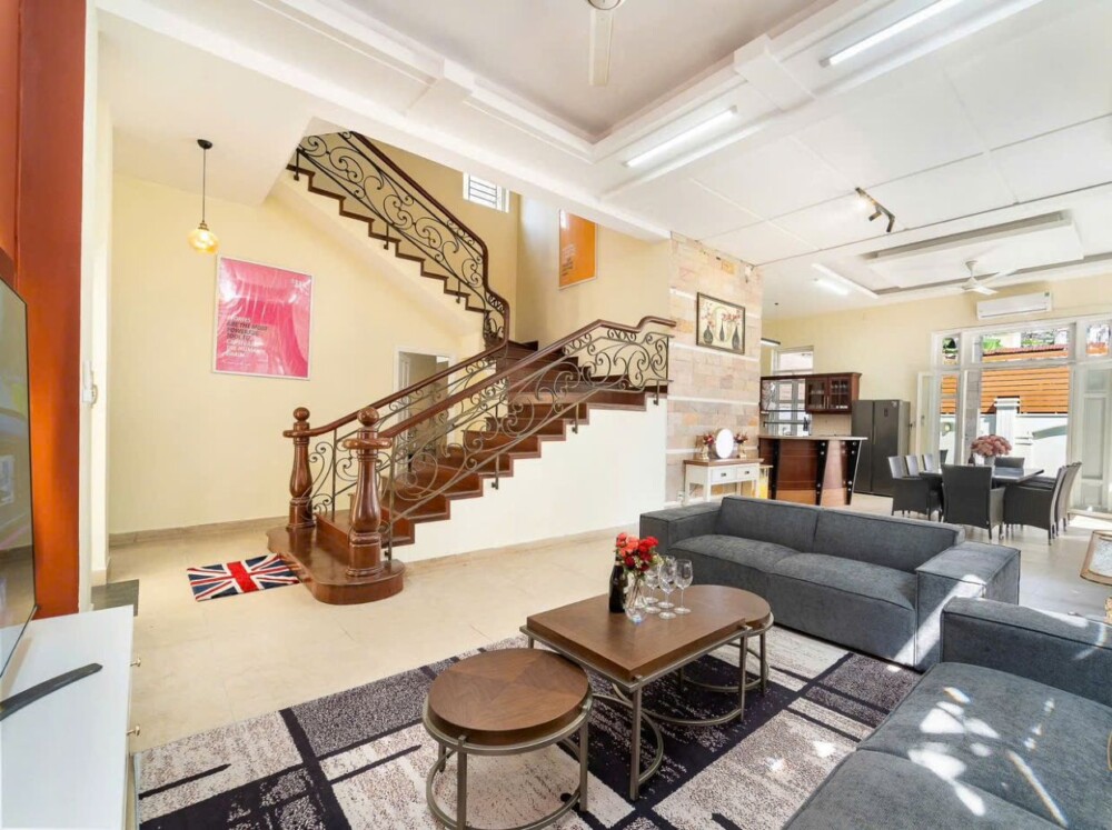 Khu vực phòng khách và bếp tại Villa Odwin Sài Gòn 27