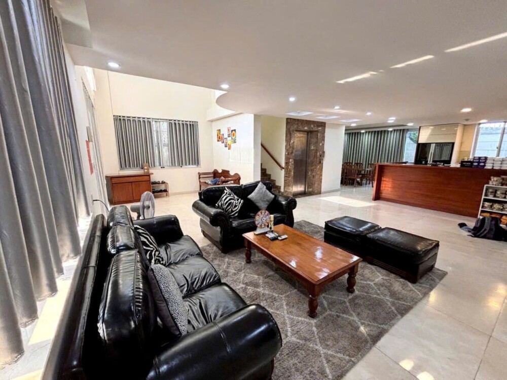 Khu vực phòng khách và bếp tại Villa Odwin Sài Gòn 29