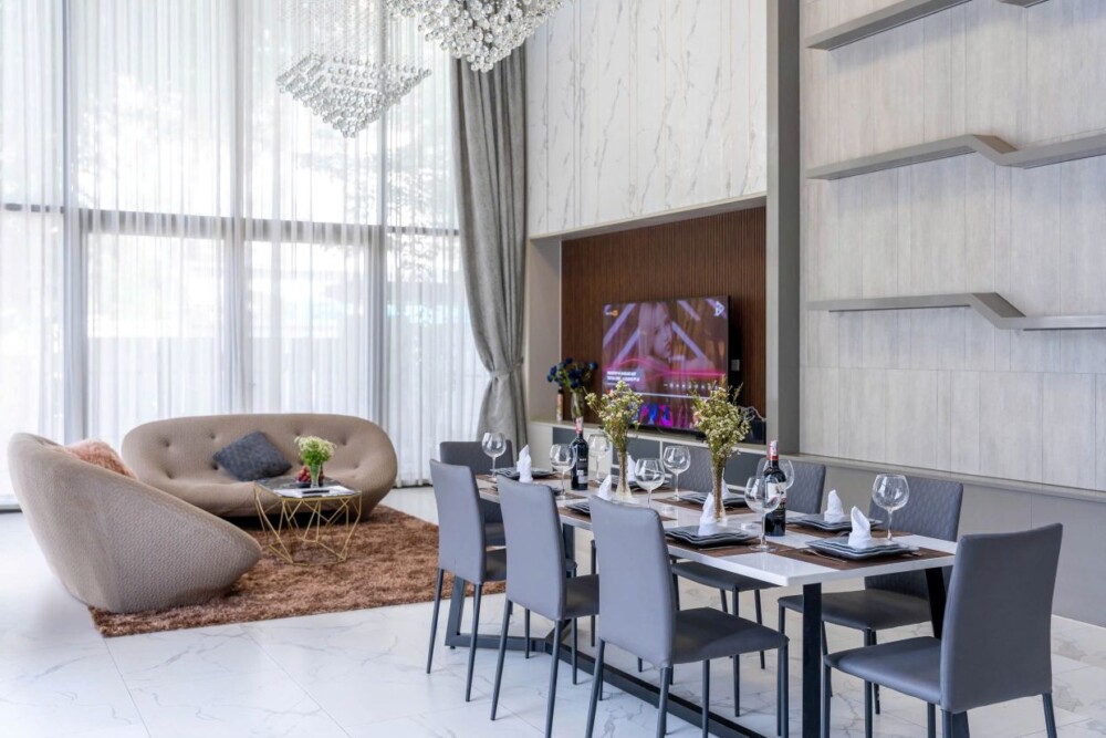 Phòng khách và khu vực ăn uống tại Villa Odwin Sài Gòn 30