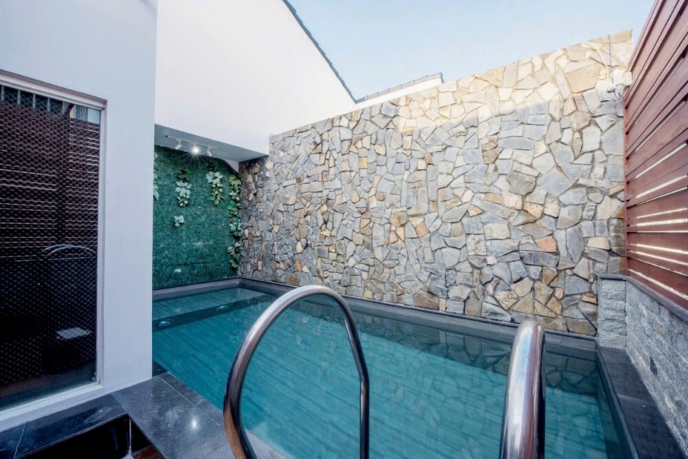Khu vực hồ bơi tại Villa Odwin Sài Gòn 32
