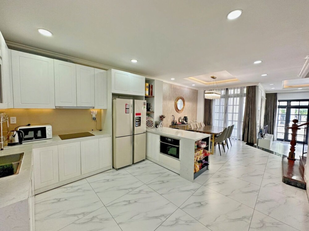 Khu vực phòng khách và bếp tại Villa Odwin Sài Gòn 32