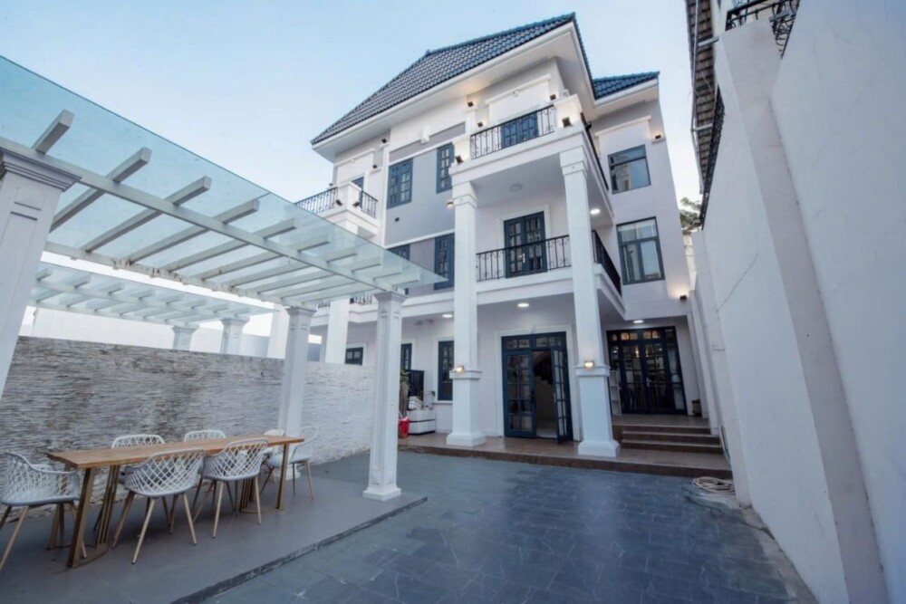 Khu vực ăn uống ngoài trời và sân trước tại Villa Odwin Sài Gòn 32