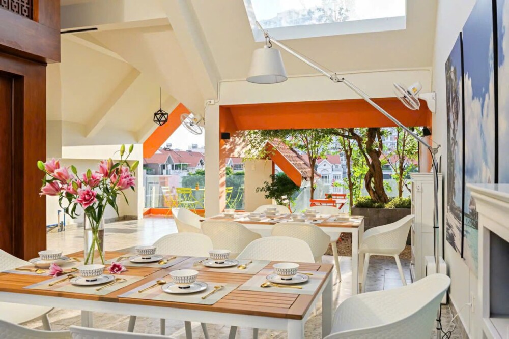 Khu vực ăn uống trên sân thượng tại Villa Odwin Sài Gòn 33