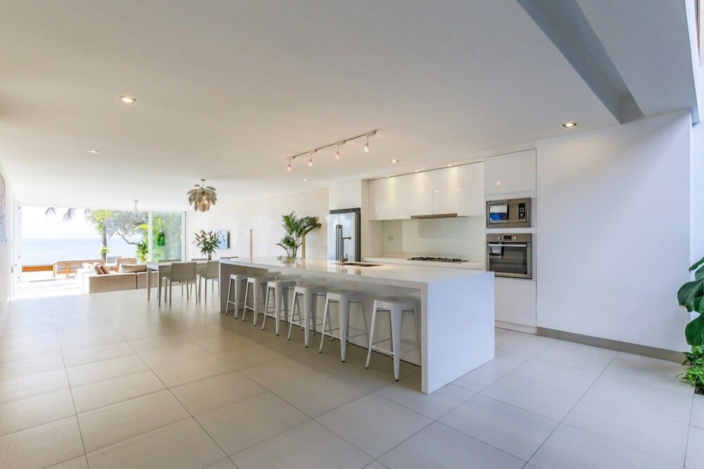 Khu vực bếp view hướng biển tại Villa Odwin SB 3PN