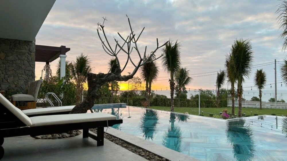 Hồ bơi và sân vườn tại Villa Odwin Sun 02
