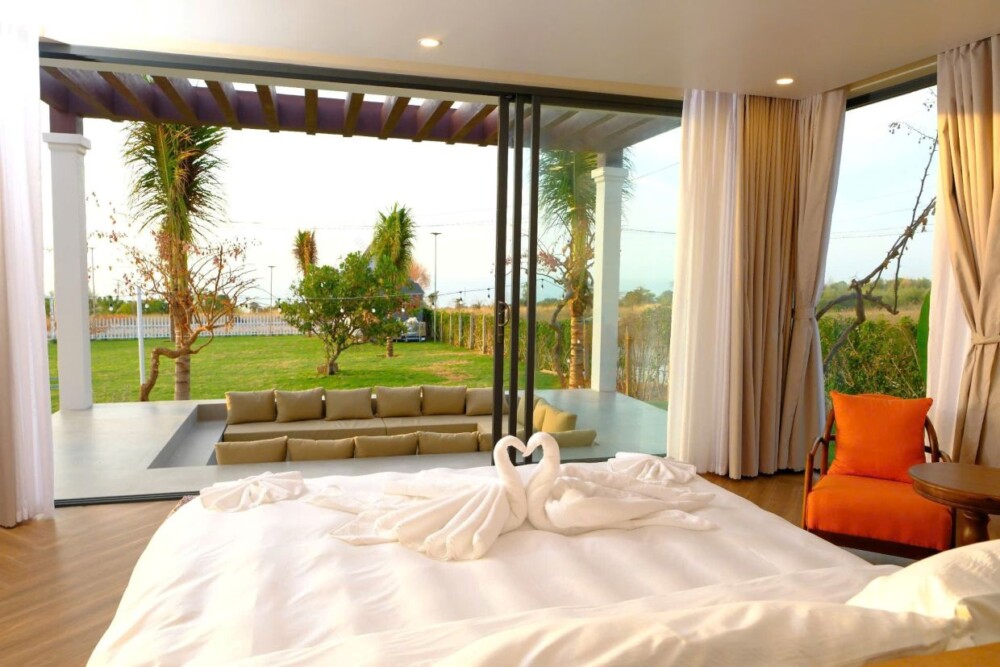 Phòng ngủ view sân vườn tại Villa Odwin Sun 02