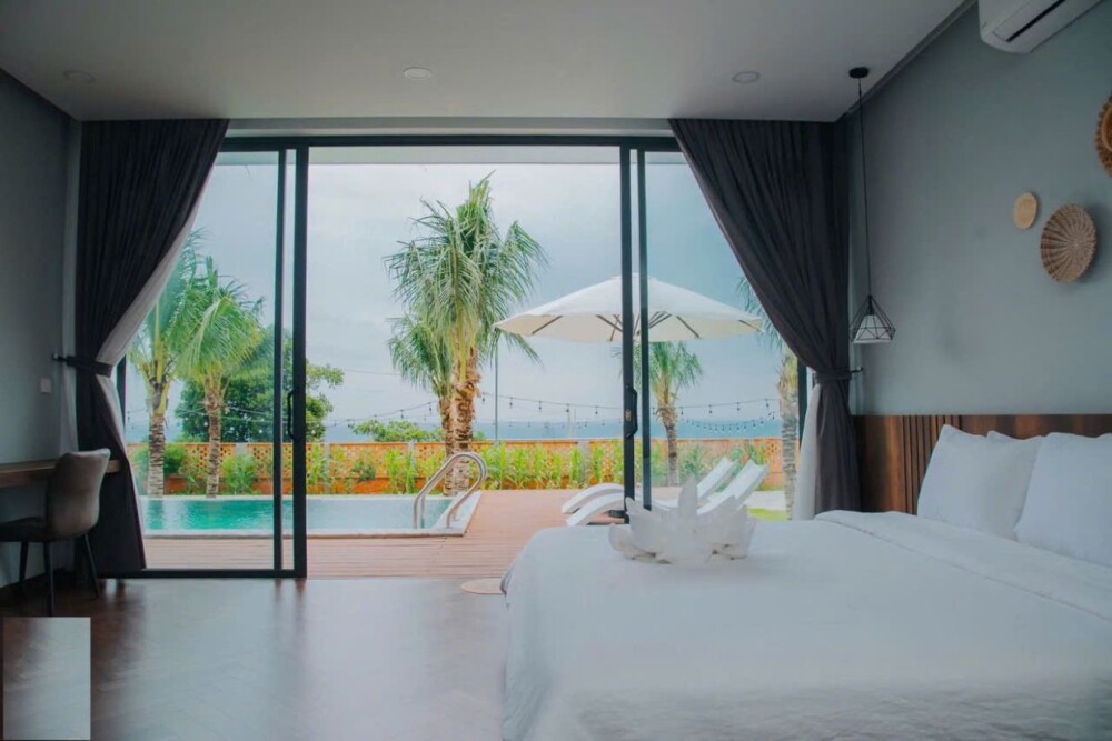 Phòng ngủ view hồ bơi tại Villa Odwin Sun 01