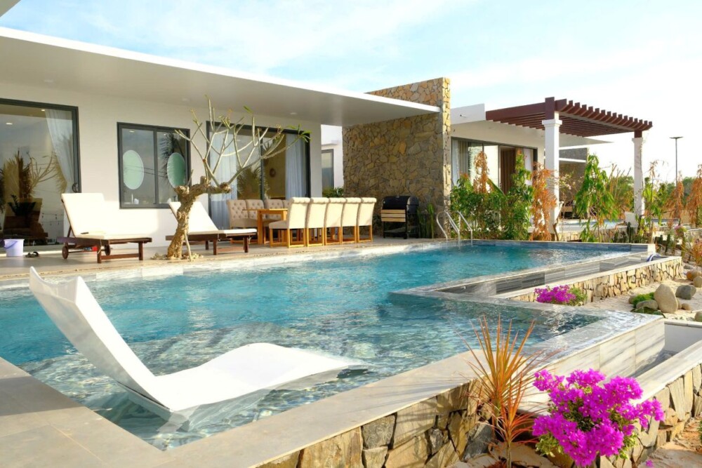 Hồ bơi và khu vực ăn uống ngoài trời tại Villa Odwin Sun 02