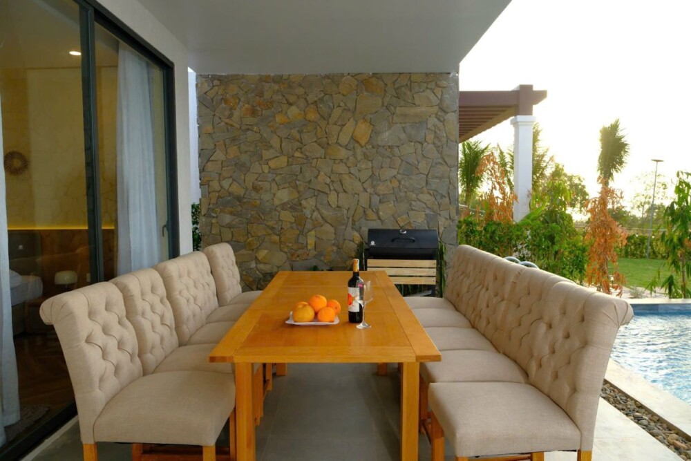 Khu vực ăn uống ngoài trời tại Villa Odwin Sun 02