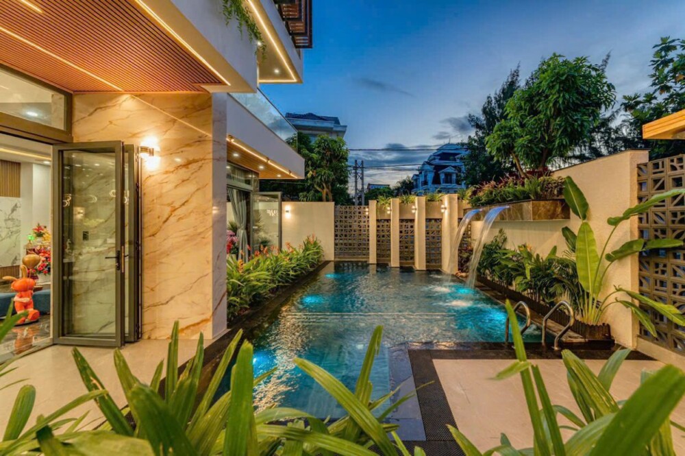 Khu vực hồ bơi tại villa Odwin C12