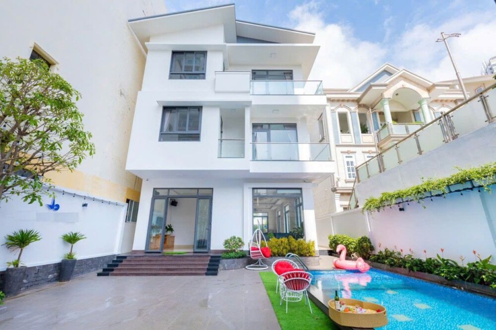 Khu vực hồ bơi và sân tại villa Odwin MP12