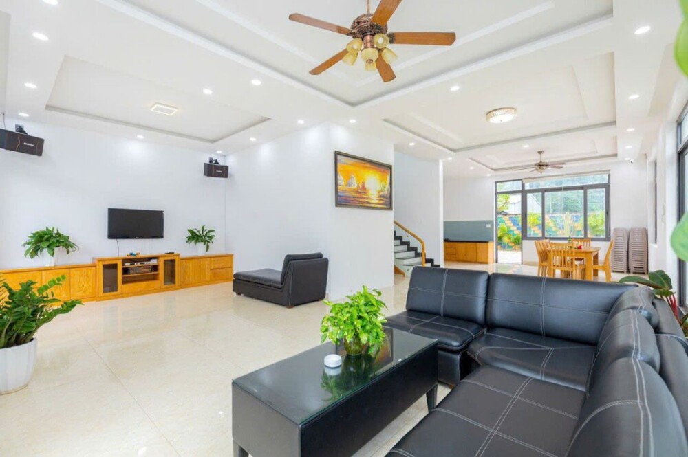Khu vực phòng khách và karaoke tại villa Odwin MP12