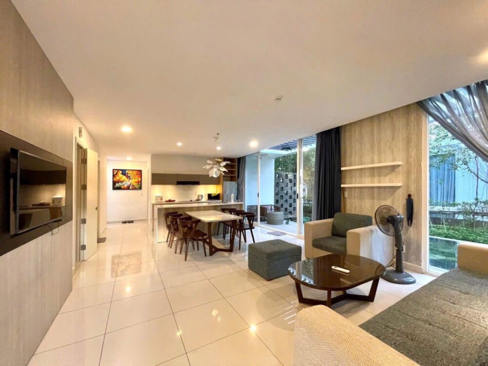 Phòng khách và bếp tại Villa Odwin Oceanami 3PN