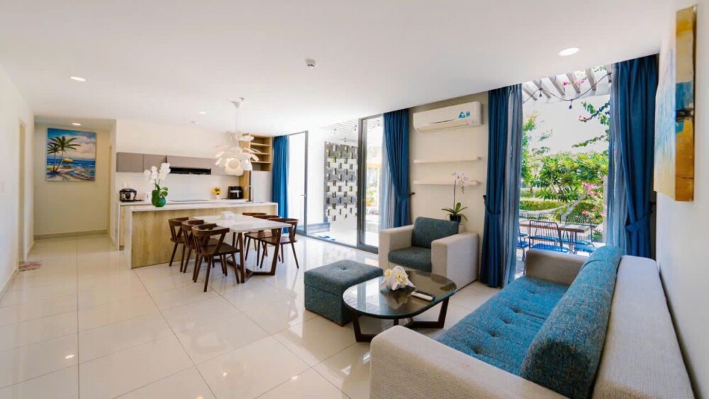 Phòng khách và bếp tại Villa Odwin Oceanami 4PN01
