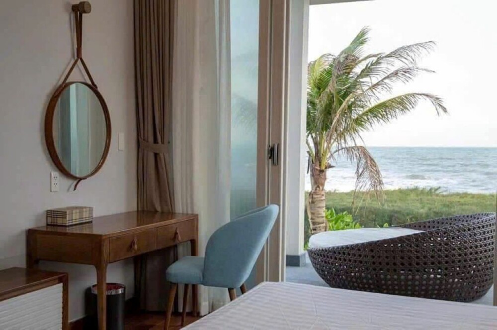 Phòng ngủ view hướng biển tại Villa Odwin Oceanami 5PN03